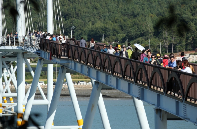 ▲관광객으로 북적이는 강진군 가우도 출렁다리/사진제공=강진군