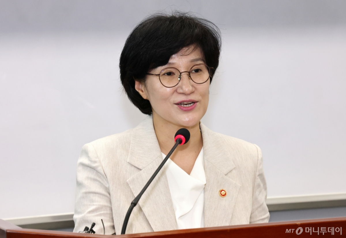 (서울=뉴스1) 임세영 기자 = 원민경 여성가족부 장관이 10일 서울 종로구 정부서울청사에서 열린 취임식에서 취임사를 하고 있다. 2025.9.10/뉴스1  Copyright © 뉴스1. All rights reserved. 무단 전재 및 재배포,  AI학습 이용 금지. /사진=(서울=뉴스1) 임세영 기자