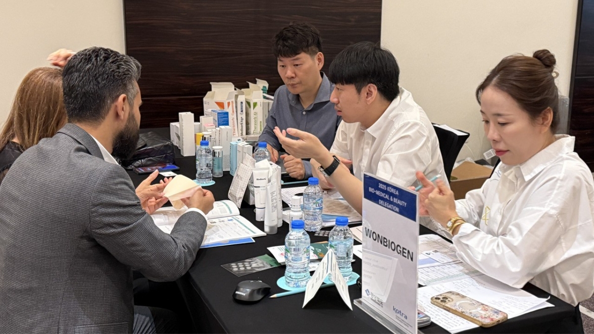 2025 경북 중동 바이오·의료 및 뷰티 무역사절단에 참가한 원바이오젠 관계자들이 두바이 지역 바이어들과 논의 중이다/사진제공=원바이오젠  