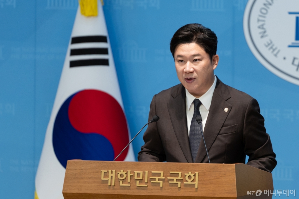 (서울=뉴스1) 이승배 기자 = 진종오 국민의힘 의원이 30일 서울 여의도 국회 소통관에서 '민주당 종교단체 신도 3천명 경선 활용 시도 의혹' 기자회견을 하고 있다. 2025.9.30/뉴스1  Copyright © 뉴스1. All rights reserved. 무단 전재 및 재배포,  AI학습 이용 금지. /사진=(서울=뉴스1) 이승배 기자