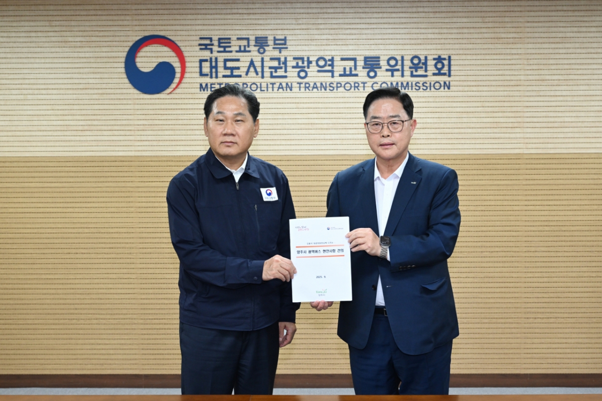 강수현 양주시장(오른쪽)과 김용석 대도시권광역교통위원장이 양주지역 광역버스 현안을 논의한 뒤 기념사진을 촬영하고 있다. /사진제공=양주시