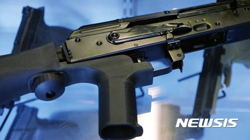 [워싱턴 = AP/뉴시스]라스베이거스 총기범이 사용했던 것과 같은 반자동소총을 완전 자동으로 만들어주는 범프 스탁장치.