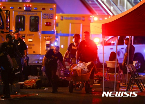 라스베이거스=AP/뉴시스】1일(현지시간) 미국 네바다주 라스베이거스에서 발생한 총격사건에서 구급대원들이 부상자를 후송하고 있다.