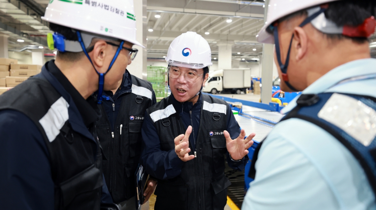 김영훈 고용노동부 장관이 29일 추석 명절을 앞두고 택배 노동자의 업무 강도가 높아질 것으로 예상되는 택배물류센터를 불시에 찾아 과로 예방 및 안전수칙 준수 여부 등을 점검하고 있다. (고용노동부 제공. 재판매 및 DB 금지) 2025.9.29/뉴스1 Copyright © 뉴스1. All rights reserved. 무단 전재 및 재배포, AI학습 이용 금지. /사진=뉴스1