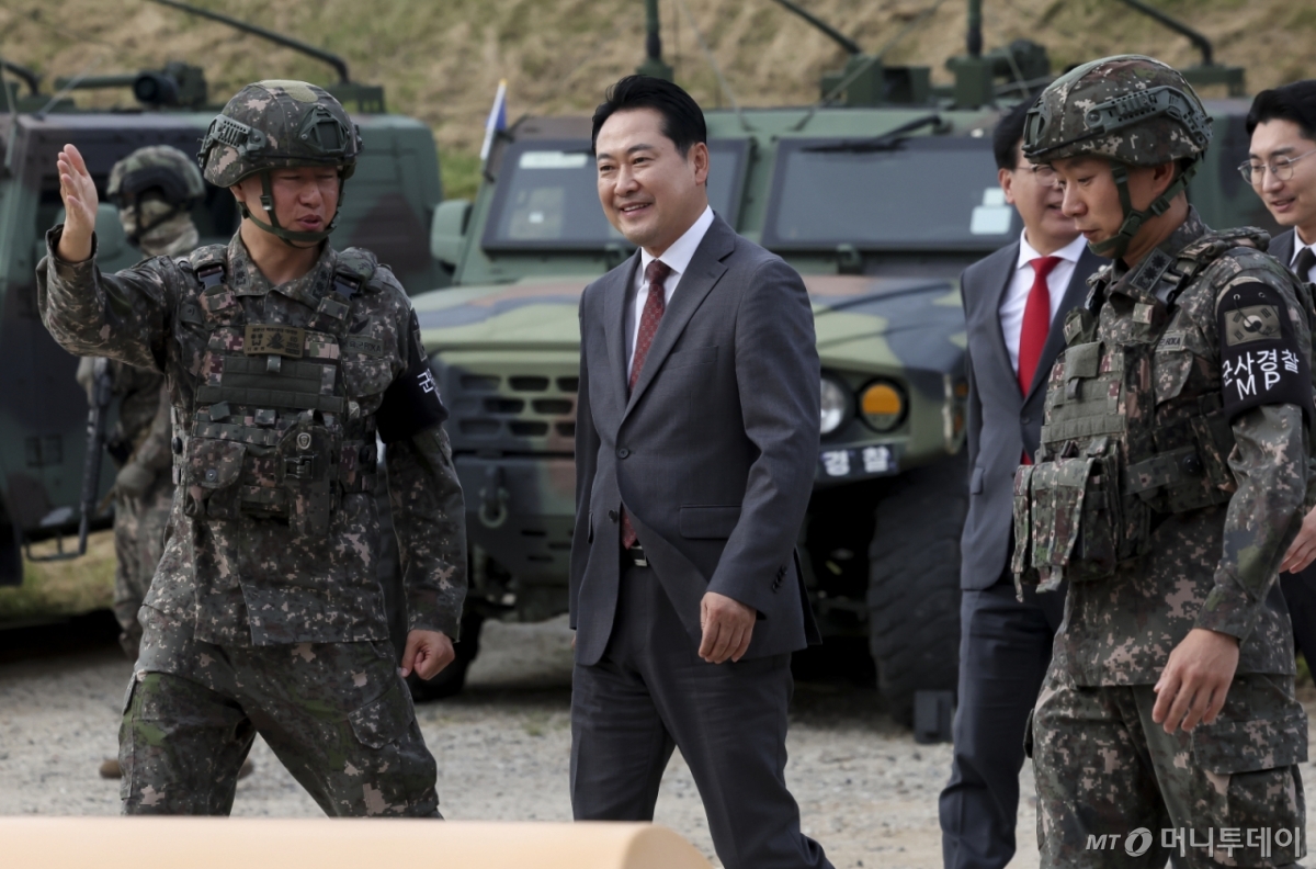 [서울=뉴시스] 국회사진기자단 = 장동혁 국민의힘 대표가 30일 경기 포천시 육군 제6보병사단 2여단 GOP대대를 방문해 최전방 군사대비 태세 점검을 하고 있다. 2025.09.30. photo@newsis.com /사진=