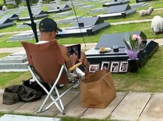 쉬시위안(서희원) 묘소를 지키는 구준엽 모습. /사진=웨이보 갈무리 