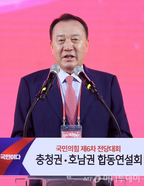 엄태영 충북도당위원장이 13일 대전 배재대에서 열린 국민의힘 제6차 전당대회 충청·호남 합동연설회에서 인사말을 하고 있다. 2025.8.13/뉴스1 Copyright © 뉴스1. All rights reserved. 무단 전재 및 재배포, AI학습 이용 금지. /사진=(대전=뉴스1) 김기태 기자