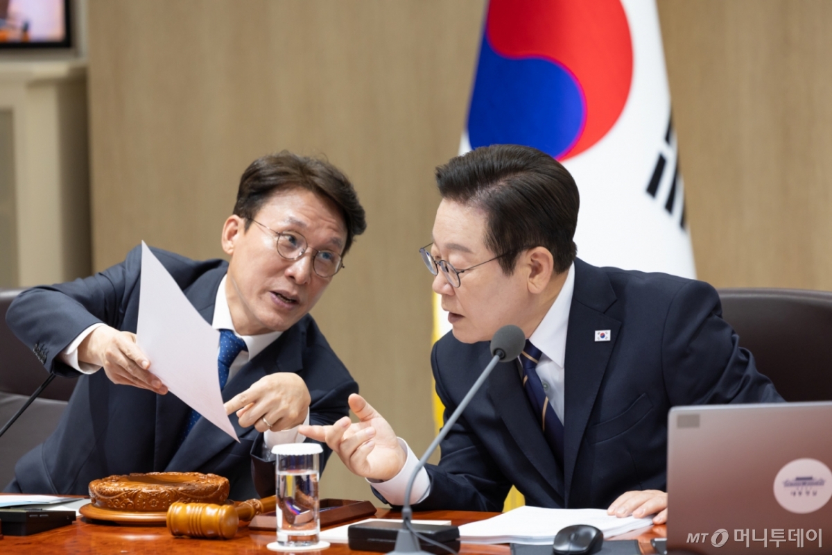 (서울=뉴스1) 이재명 기자 = 이재명 대통령과 김민석 국무총리가 30일 서울 용산 대통령실 청사에서 열린 제44회 국무회의에서 대화를 하고 있다. (대통령실 제공. 재판매 및 DB 금지) 2025.9.30/뉴스1  Copyright © 뉴스1. All rights reserved. 무단 전재 및 재배포,  AI학습 이용 금지. /사진=(서울=뉴스1) 이재명 기자