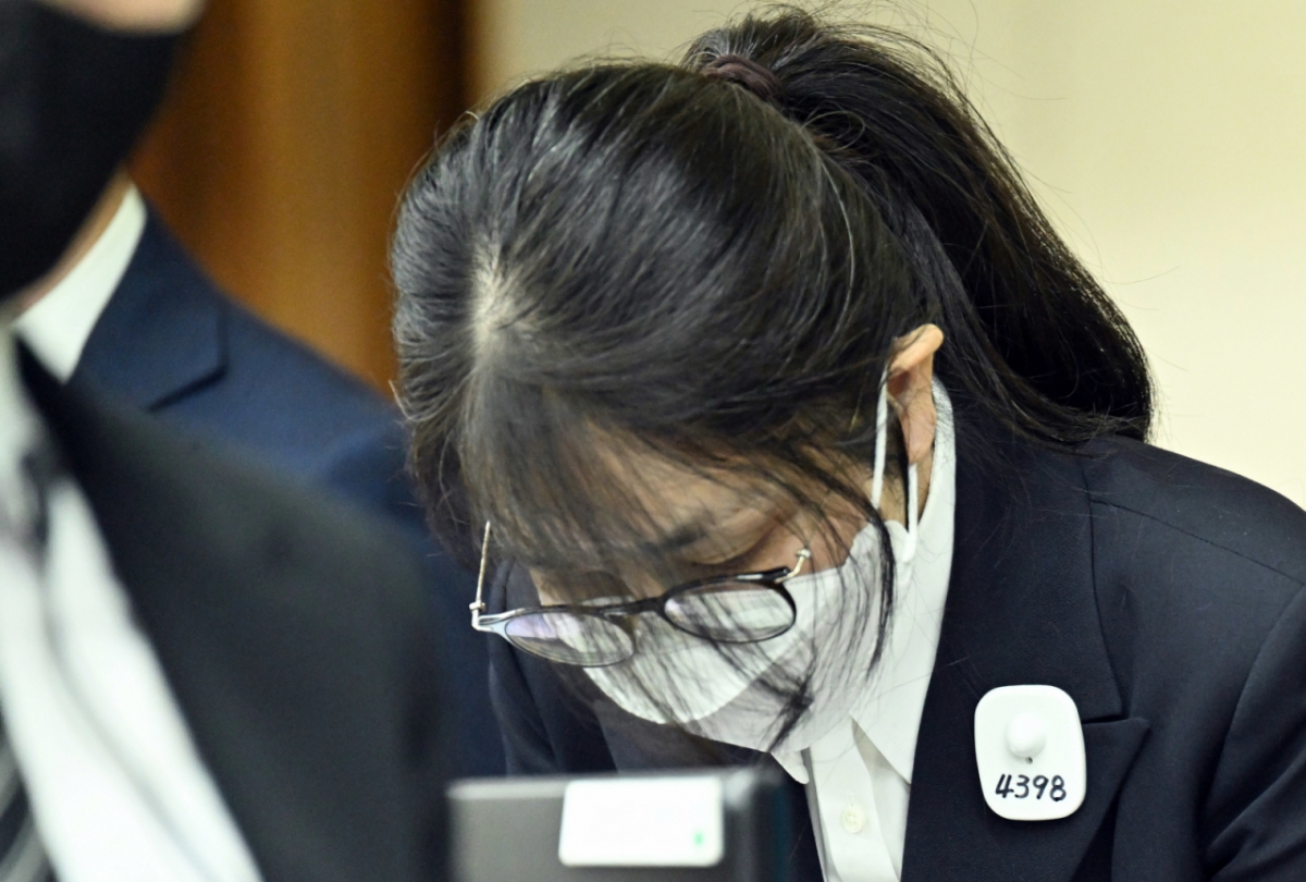 김건희 여사가 지난 9월24일 서울 서초동 서울중앙지법에서 첫 재판에 출석해 고개숙여 인사를 하고 있다. /사진=뉴스1