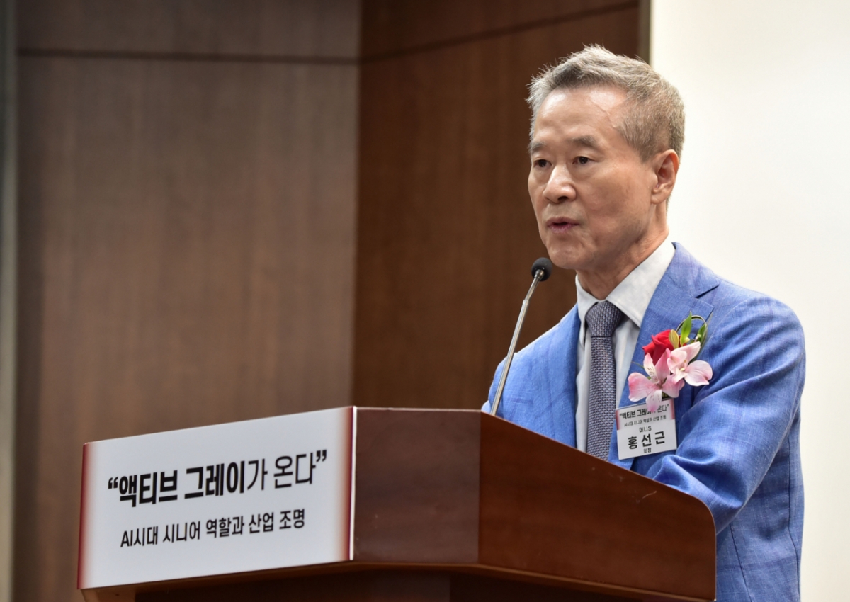 홍선근 머니S 회장이 30일 오전 서울 중구 전국은행연합회에서 머니S 주최로 열린 '액티브 그레이(Active Grey)가 온다' 제1회 시대포럼에 참석해 환영사를 하고 있다. /사진=머니S