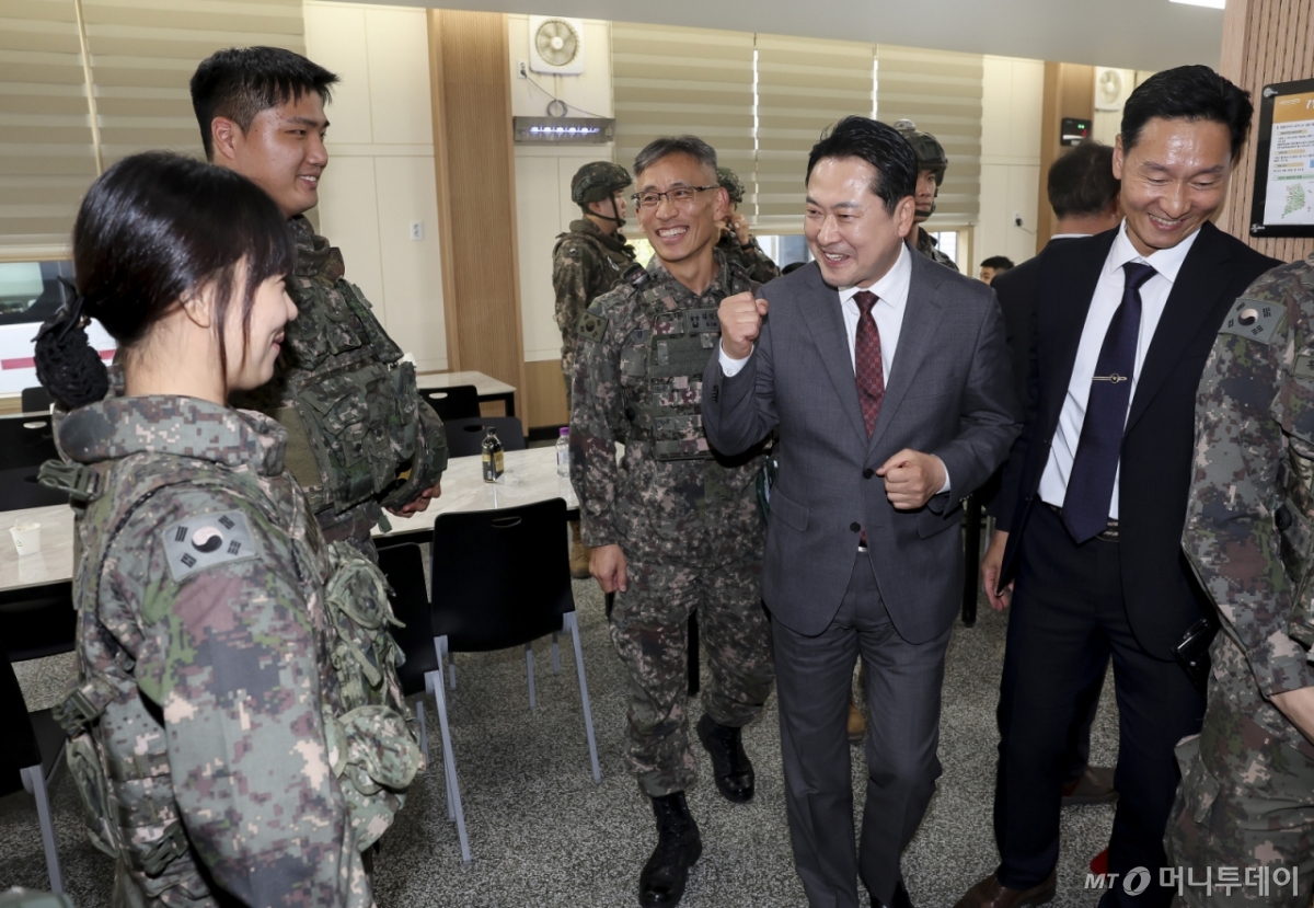 (포천=뉴스1) 국회사진기자단 = 장동혁 국민의힘 대표가 30일 경기 포천시 육군 제6보병사단 2여단 GOP대대를 찾아 장교들을 격려하고 있다. 2025.9.30/뉴스1  Copyright © 뉴스1. All rights reserved. 무단 전재 및 재배포,  AI학습 이용 금지. /사진=(포천=뉴스1) 국회사진기자단