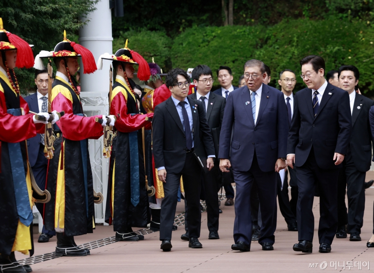 [부산=뉴시스] 최동준 기자 = 이재명 대통령과 이시바 시게루 일본 총리가 30일 부산 누리마루 APEC 하우스에서 한일 정상회담을 위해 입장하고 있다. 2025.09.30. photocdj@newsis.com /사진=최동준