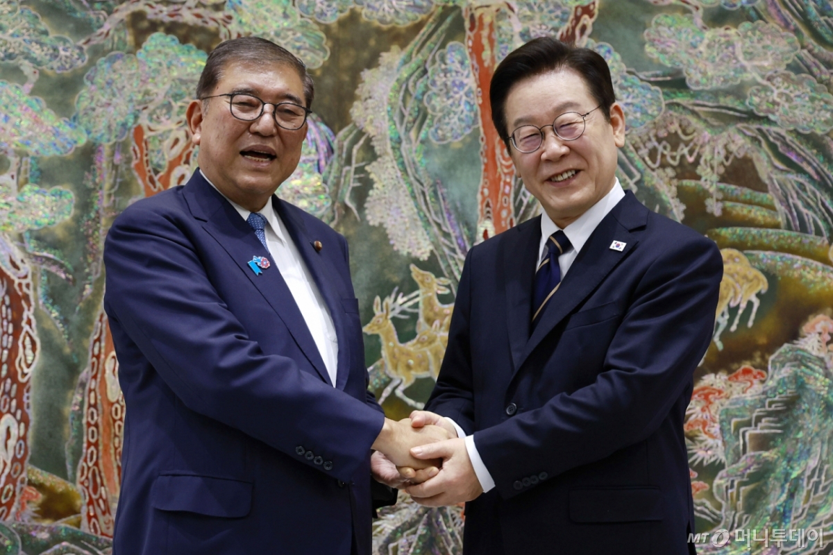 이재명 대통령과 이시바 시게루 일본 총리가 30일 부산 누리마루 APEC 하우스 기념관에서 한일 정상회담에 앞서 기념촬영을 하고 있다. /사진=뉴시스.