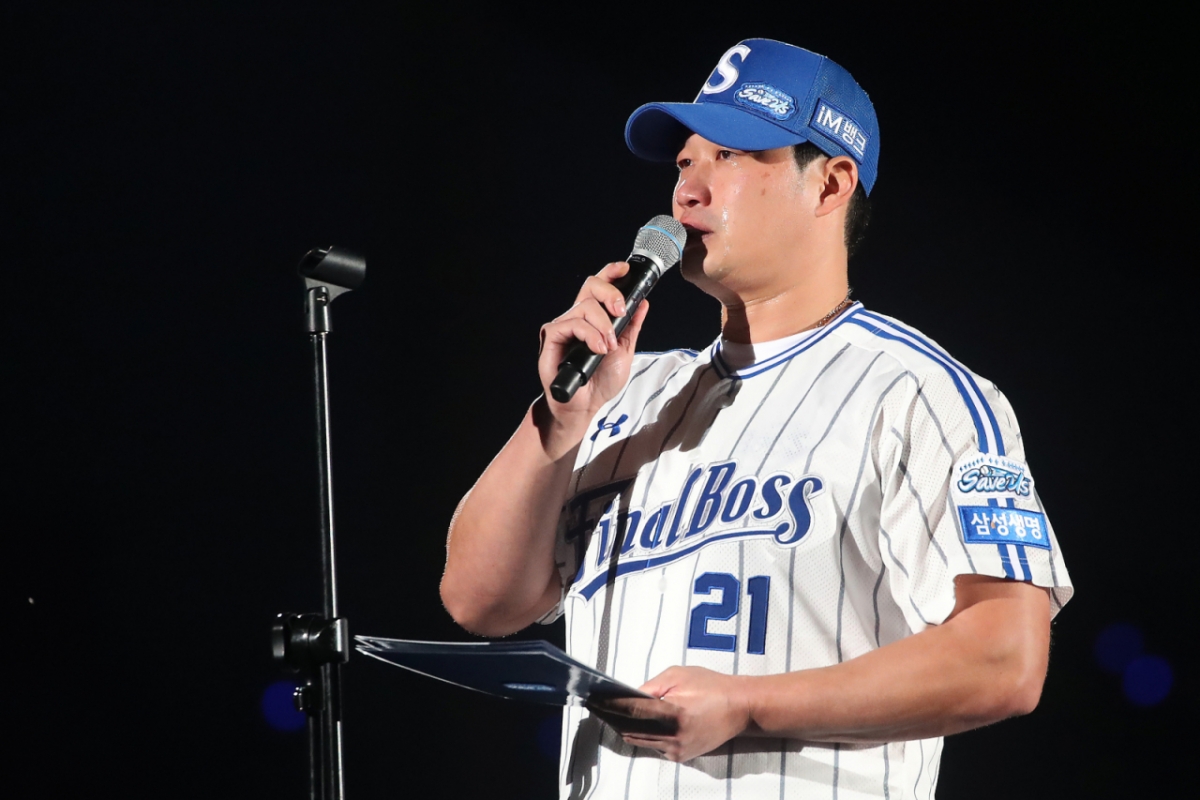 삼성 라이온즈 마무리 투수 오승환이 지난 30일 대구 수성구 삼성라이온즈파크에서 열린 은퇴식에서 작별 인사 도중 눈물을 흘리고 있다. /사진=뉴스1