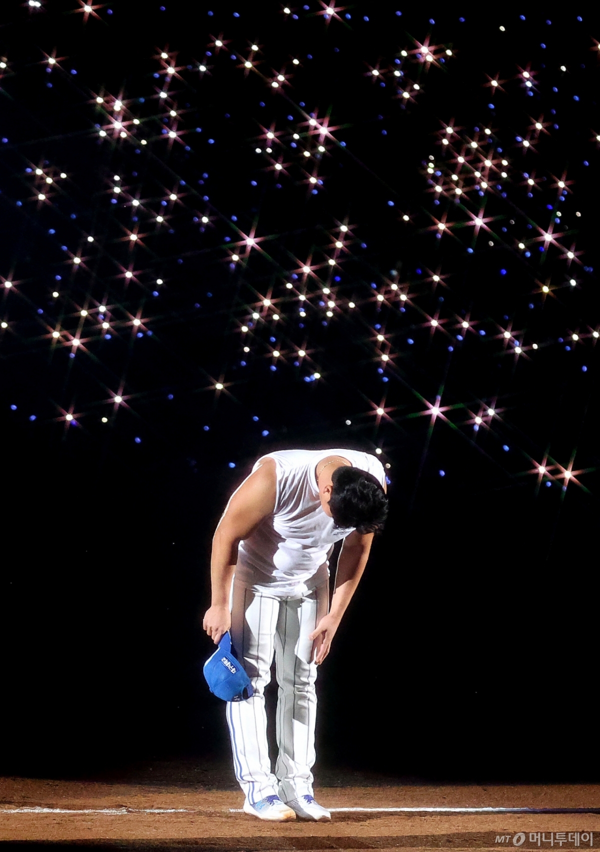 삼성 라이온즈 마무리 투수 오승환이 지난 30일 대구 수성구 삼성라이온즈파크에서 열린 은퇴식에서 팬들에게 인사하고 있다./사진=뉴시스