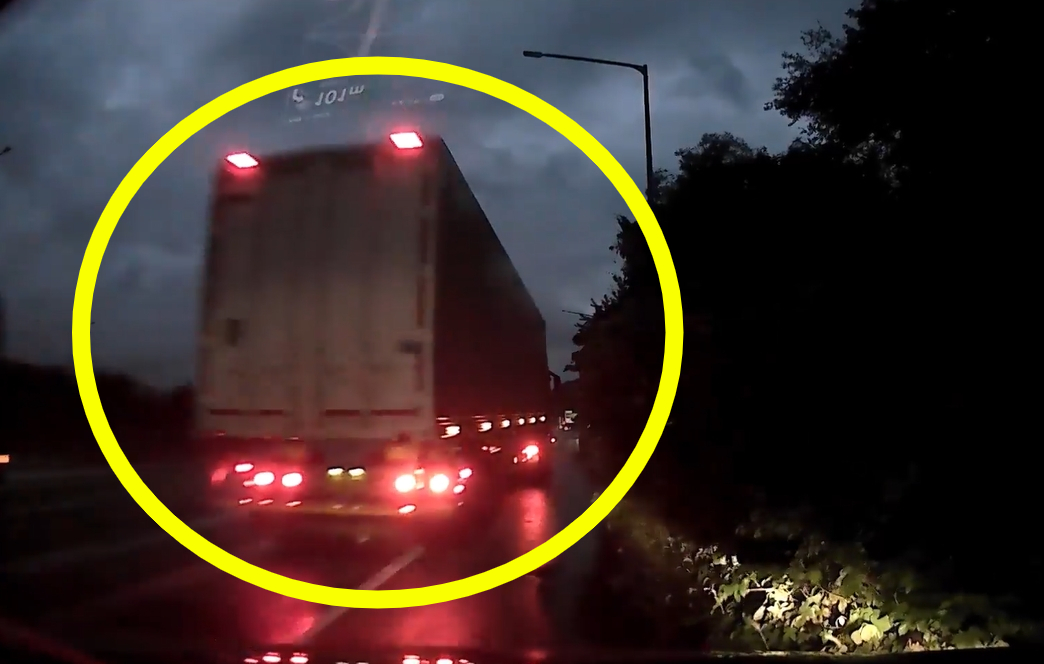 600m를 끌려가다 갓길에 세워지는 A씨 차량. 가해 트레일러는 비상등을 켜고 멈추는가 싶더니 현장을 떠나버렸다/사진=온라인 커뮤니티(A씨 제공)