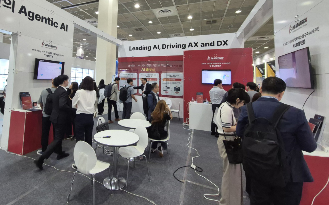 비아이매트릭스 부스에서 참관객들이 온톨로지 기반 에이전틱 AI 개발 플랫폼에 대해 설명을 듣고 있다./사진제공=비아이매트릭스 