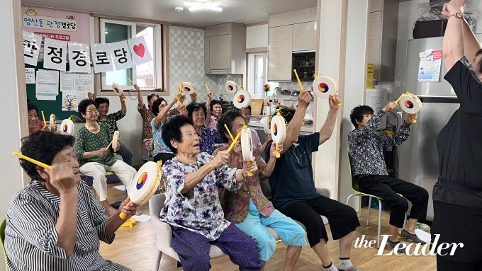 ▲관정경로당에서 어르신들이 소고를 이용한 인지 수업을 하고 있다./사진=신재은 기자