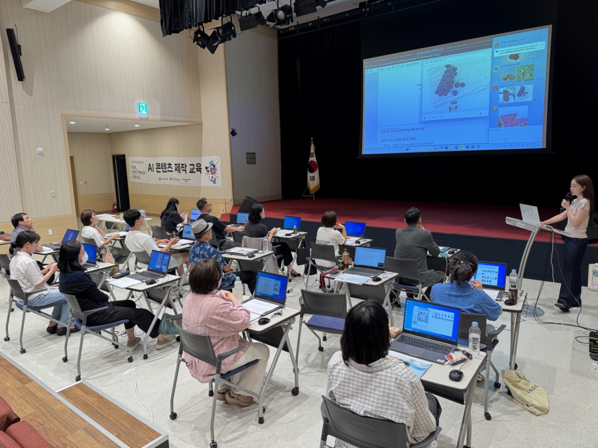 한유원의 브랜드 역량 강화 지원 프로그램 현장교육에 참여한 소상공인들./사진=한유원 제공.