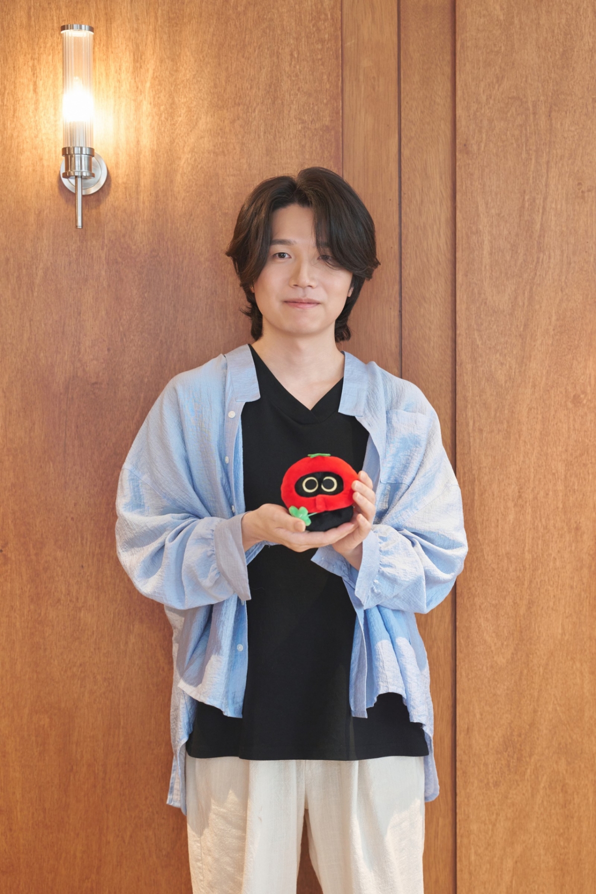 '짱덕' 굿즈를 들고 포즈를 취하고 있는 펜낙 작가. 2025.10.01./사진=카카오엔터테인먼트