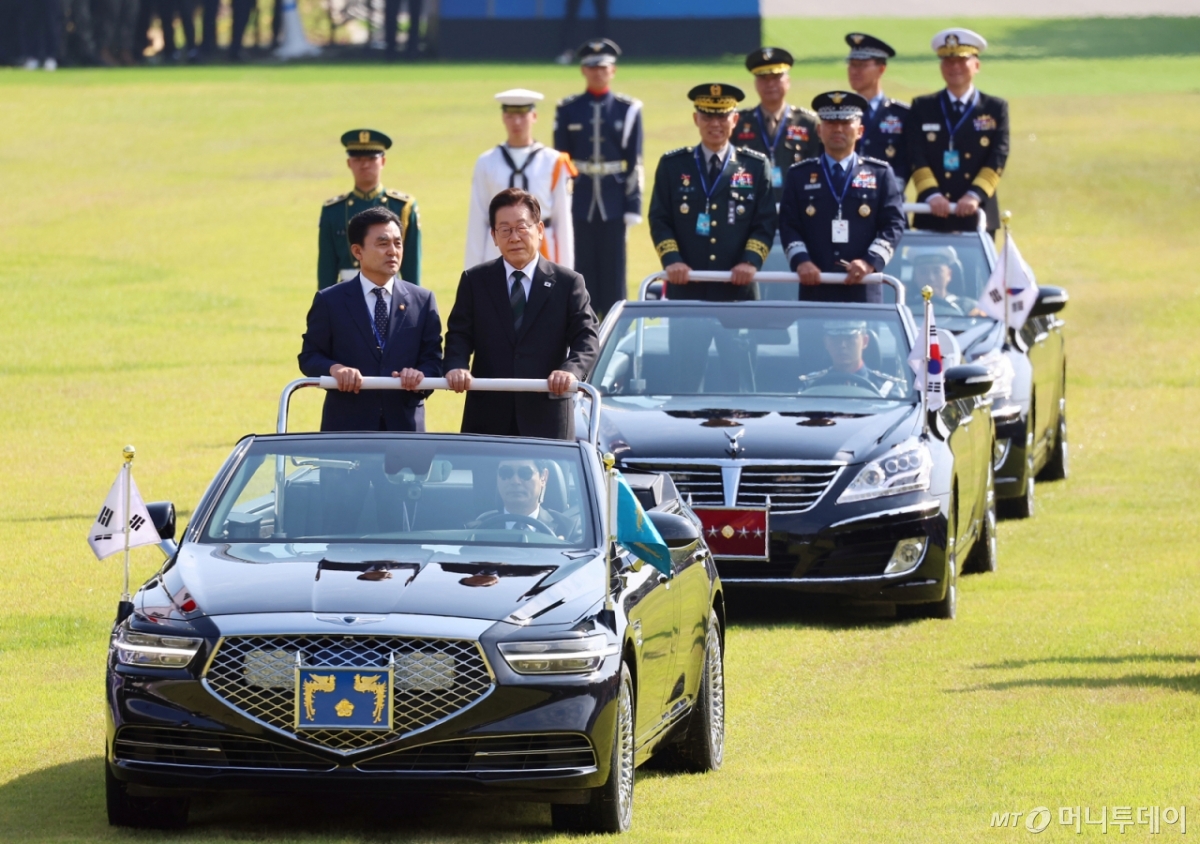 [계룡=뉴시스] 고범준 기자 = 이재명 대통령이 1일 충남 계룡대에서 열린 건군 77주년 국군의 날 기념식에서 열병하고 있다. 2025.10.01. bjko@newsis.com /사진=
