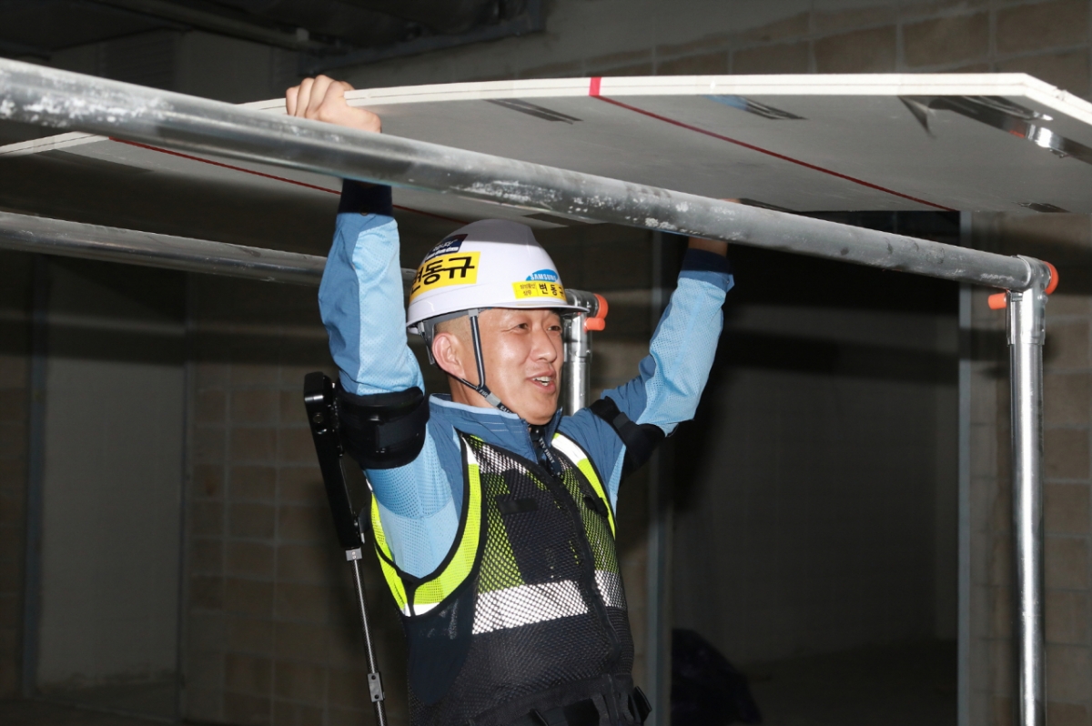 웨어러블 로봇 시연 모습