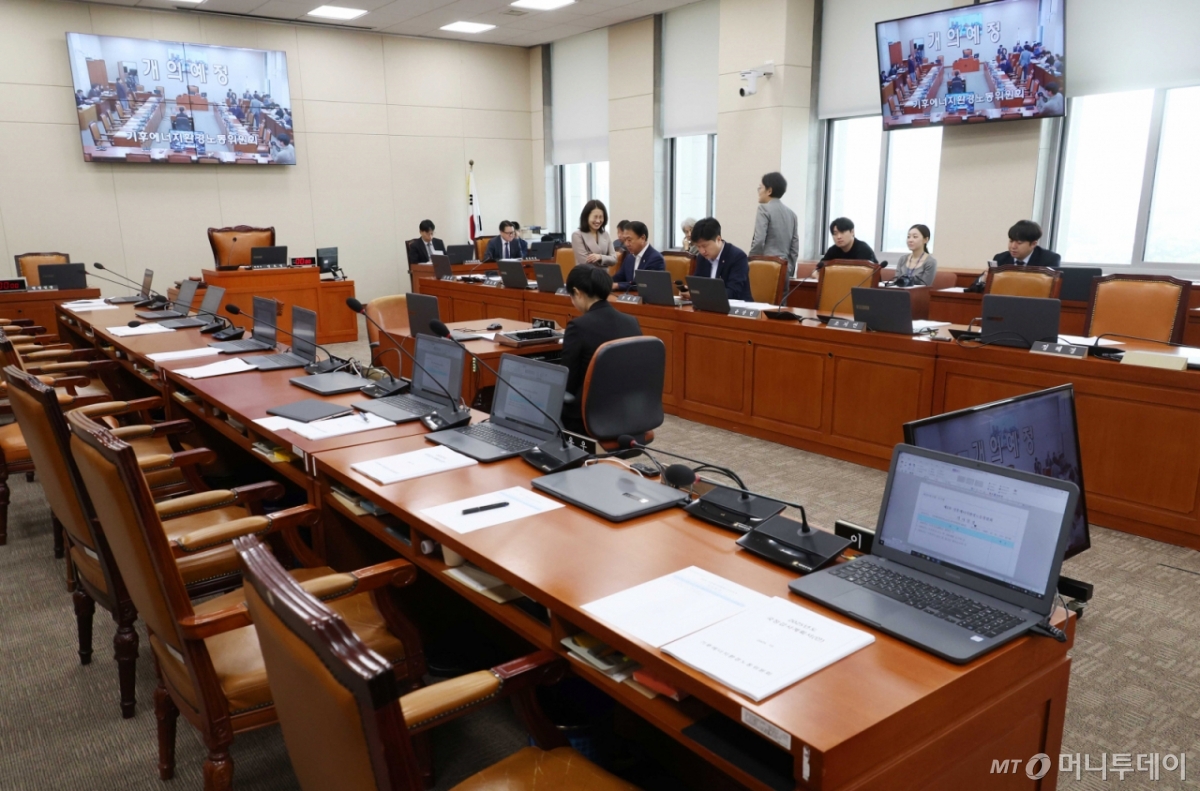 [서울=뉴시스] 조성봉 기자 = 김소희, 조지연, 김위상, 우재준 국민의힘 의원이 1일 오전 서울 여의도 국회에서 기후에너지환경노동위원회 전체회의가 지연되자 모여서 대화를 하고 있다. 이날 기후에너지환노위는 2025년도 국정감사 계획서, 증인 및 참고인 출석명단을 채택할 예정이다. 2025.10.01. suncho21@newsis.com /사진=조성봉