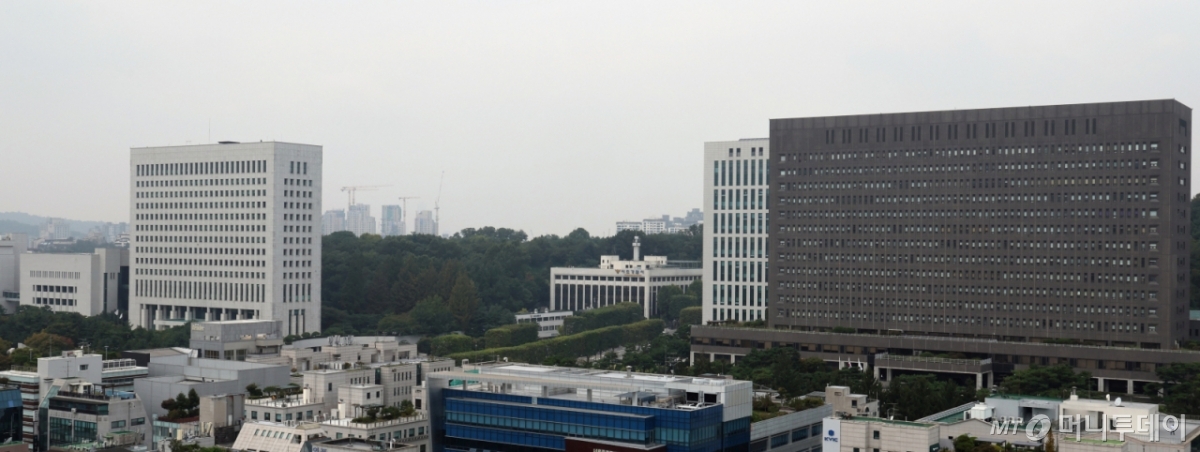 (서울=뉴스1) 황기선 기자 = 검찰청 폐지를 골자로 한 정부조직법 개정안이 30일 국무회의에서 의결됐다. 이로써 1948년 8월 정부 수립과 함께 설치된 검찰청은 78년 만에 역사 속으로 사라지게 됐다.  검찰청 폐지와 공소청·중수청 신설은 공포 후 1년이 지난 2026년 9월경 시행된다.  사진은 이날 서울 서초구 대검찰청(왼쪽부터), 서울고등검찰청(서울고검), 서울중앙지방검찰청(서울중앙지검)의 모습. 2025.9.30/뉴스1  Copyright © 뉴스1. All rights reserved. 무단 전재 및 재배포,  AI학습 이용 금지. /사진=(서울=뉴스1) 황기선 기자