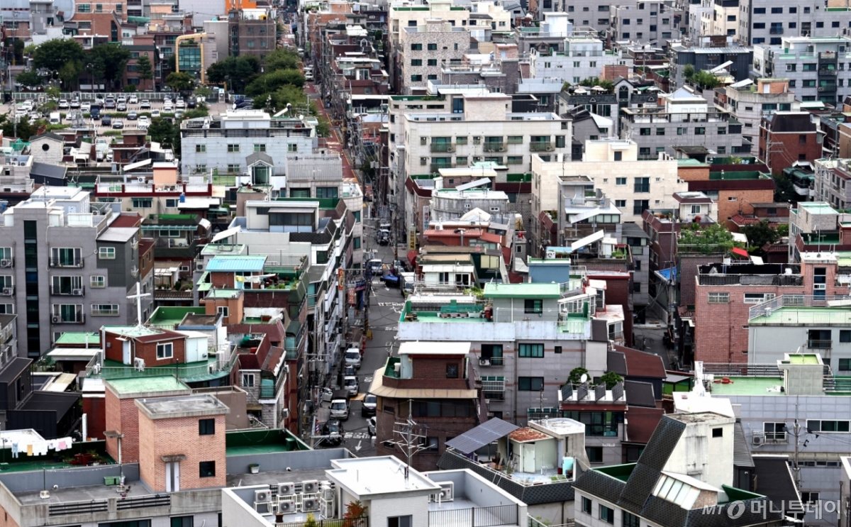 (서울=뉴스1) 구윤성 기자 = 한국주택금융공사(HF)가 오는 28일부터 전세사기 예방을 위한 전세보증 심사 강화 기준을 시행함에 따라 비아파트 시장의 '전세 대란'이 우려된다. 은행 재원 일반 전세 자금 보증과 무주택 청년 특례 전세자금 보증 신청자를 대상으로 임차 보증금과 선순위 채권(기존 대출)을 합친 금액이 집값의 90%를 넘을 경우 앞으로 보증이 거절된다. 주택 가격의 산정 기준은 공시가격의 140%다. 사진은 27일 서울의 한 빌라 밀집 지역. 2025.8.27/뉴스1 Copyright © 뉴스1. All rights reserved. 무단 전재 및 재배포, AI학습 이용 금지. /사진=(서울=뉴스1) 구윤성 기자