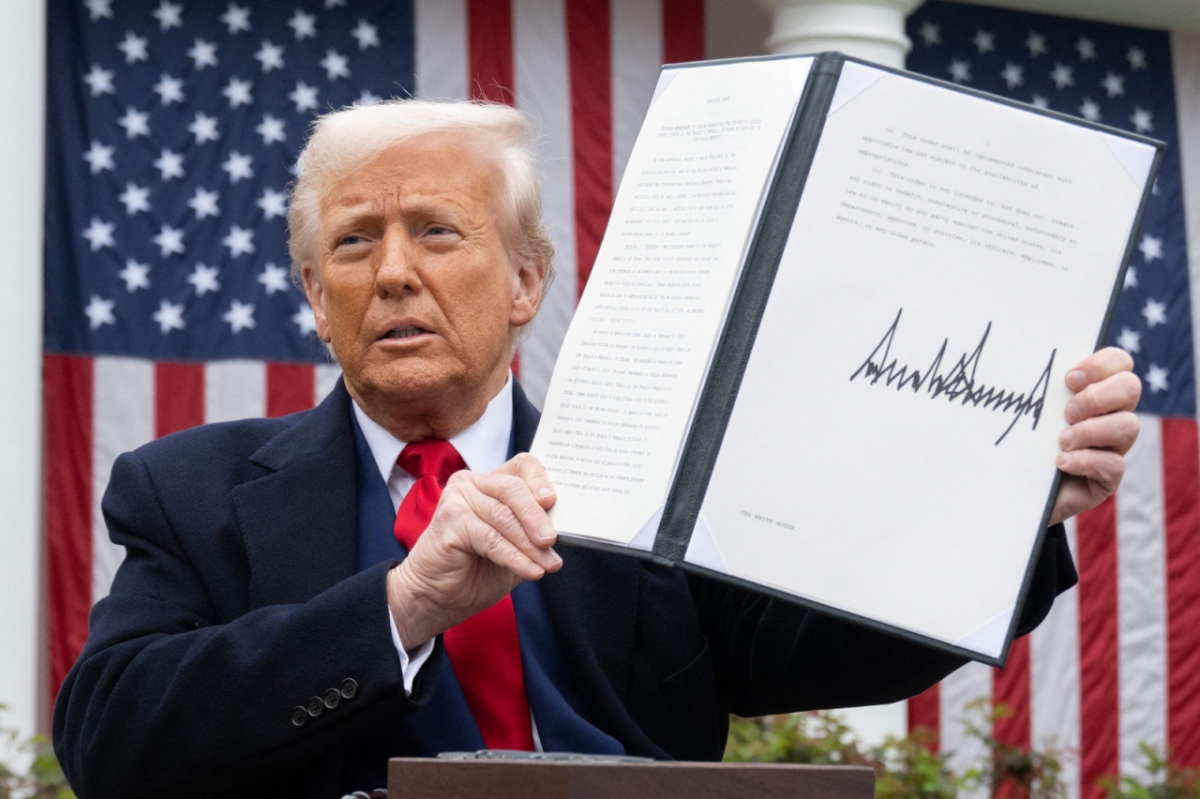 도널드 트럼프 미국 대통령이 4월2일(현지시간) 워싱턴 백악관 로즈가든에서 열린 ‘미국을 다시 부유하게’ 행사서 상호관세에 대해 연설을 한 뒤 서명한 행정명령을 들어 보이고 있다./AFPBBNews=뉴스1