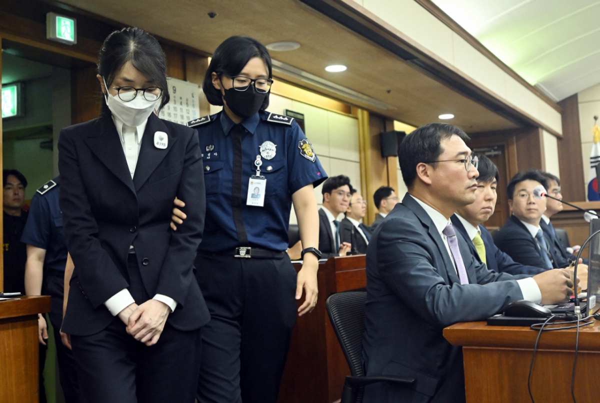 김건희 여사가 지난달 24일 서울 서초동 서울중앙지법에서 열린 김 여사의 특정범죄가중처벌법상 알선수재 및 자본시장법·정치자금법 위반 등 사건 첫 재판에 출석하고 있다. /사진=뉴스1