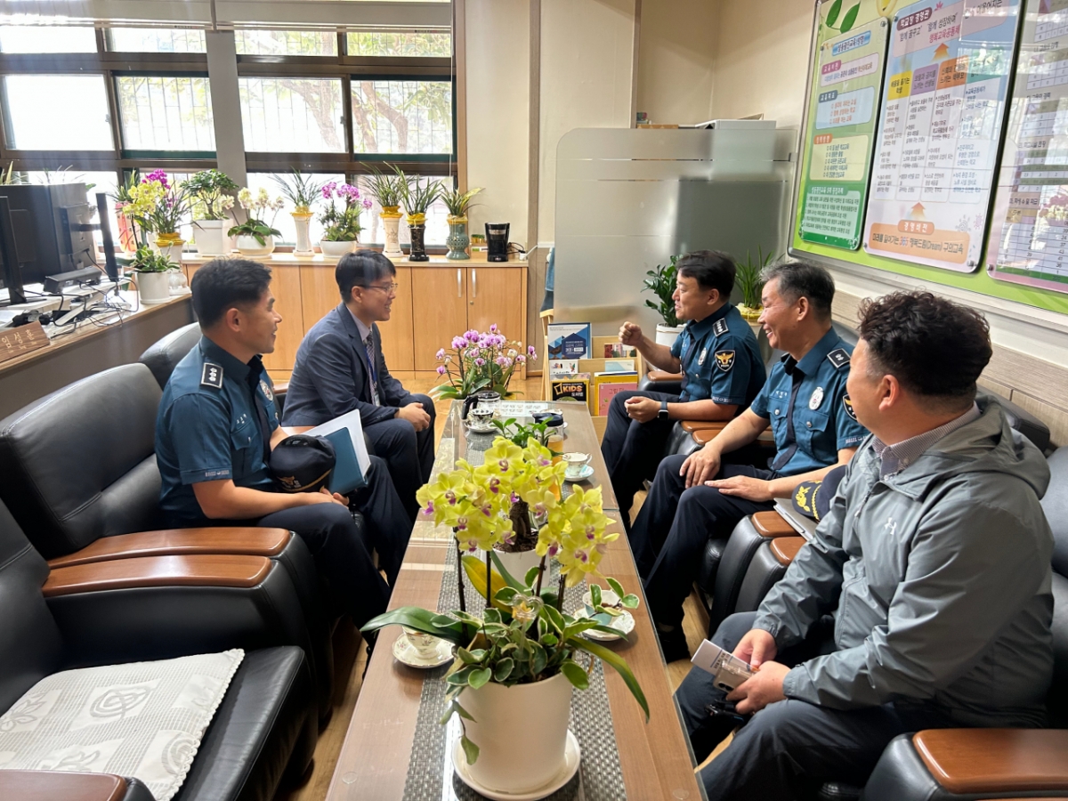 서울 광진구 화양동 구의초등학교에서 1일 오전 훈련에 앞서 광진경찰서 관계자와 학교 관계자가 대화를 나누고 있다./사진=김지현 기자.