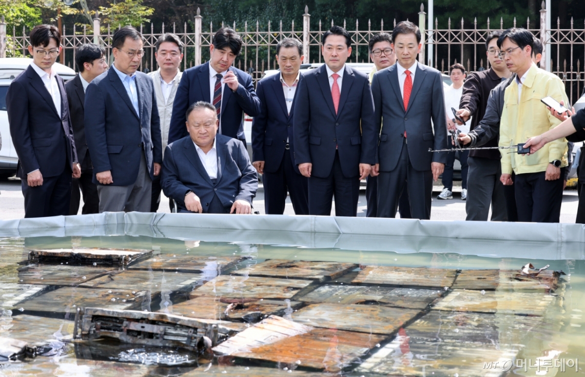 (대전=뉴스1) 김기태 기자 = 장동혁 국민의힘 장동혁 대표가 1일 오후 대전 국가정보자원관리원 화재 현장을 방문해 피해상황에 대해 설명을 듣고 있다. 2025.10.1/뉴스1 Copyright © 뉴스1. All rights reserved. 무단 전재 및 재배포, AI학습 이용 금지. /사진=(대전=뉴스1) 김기태 기자