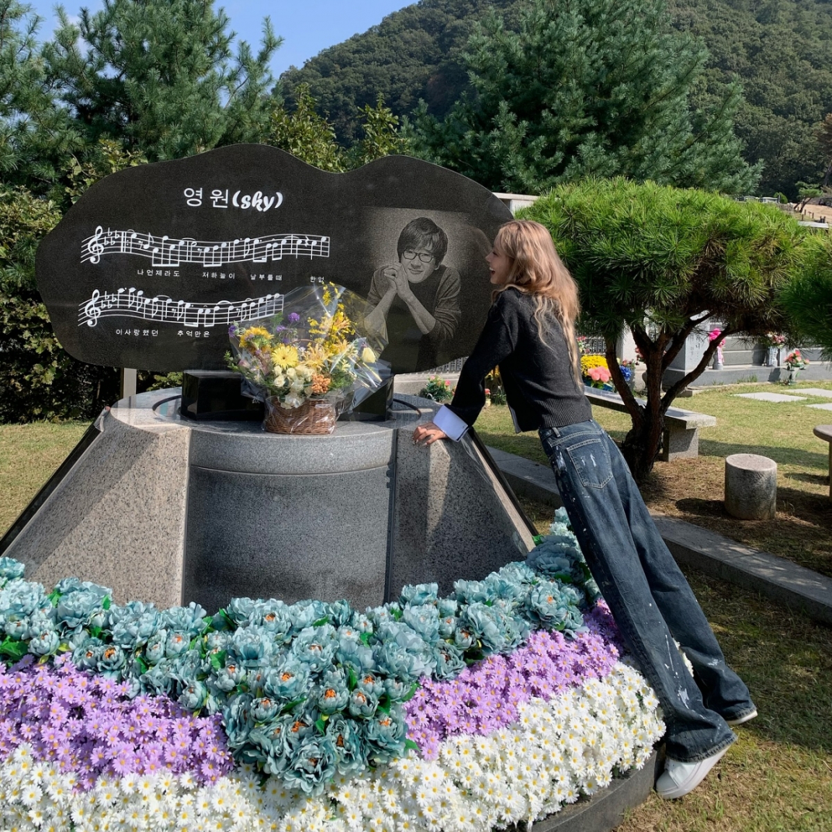 최준희는 외삼촌 최진영 묘소도 찾아 그를 추모했다. /사진=인스타그램 갈무리