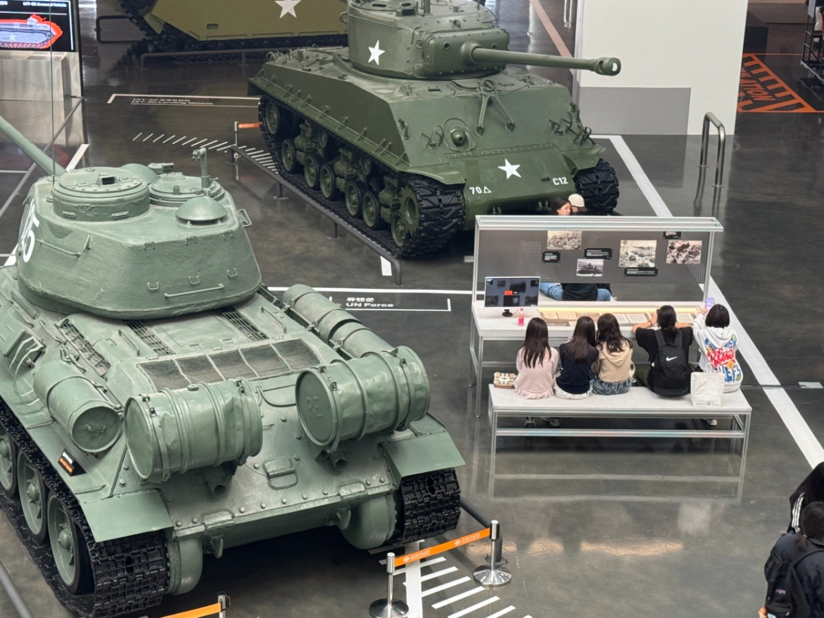 1일 오전 서울 용산구 전쟁기념관에 학생들이 미군 탱크를 구경하는 모습./사진=최문혁 기자.
