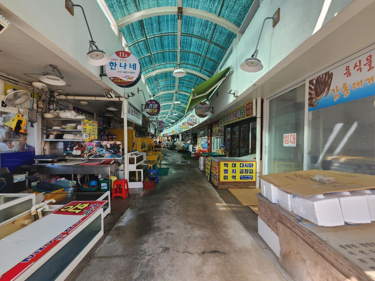 지난달 21일 강원도 동해안 대표 관광지인 속초시가 최근 오징어 난전 바가지 요금 및 불친절 등으로 인해 관광객들의 외면을 받고 있는 가운데 대포항 바닷가 횟집센터 점포 상당수가 불황으로 임대 문구가 걸려 있다. / 사진 = 뉴시스