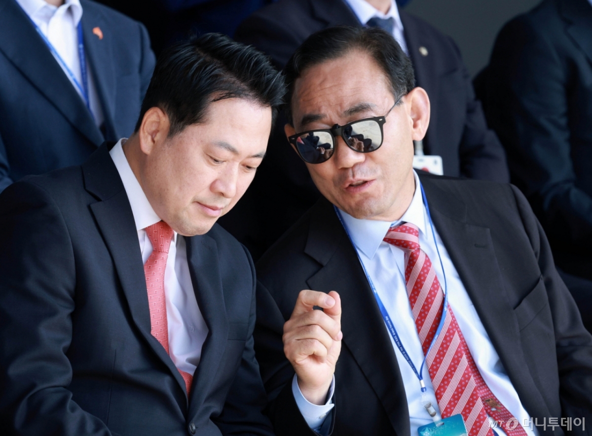 [계룡=뉴시스] 고범준 기자 = 장동혁 국민의힘 대표와 주호영 의원이 1일 충남 계룡대에서 열린 건군 77주년 국군의 날 기념식에서 대화를 하고 있다. 2025.10.01. bjko@newsis.com /사진=고범준