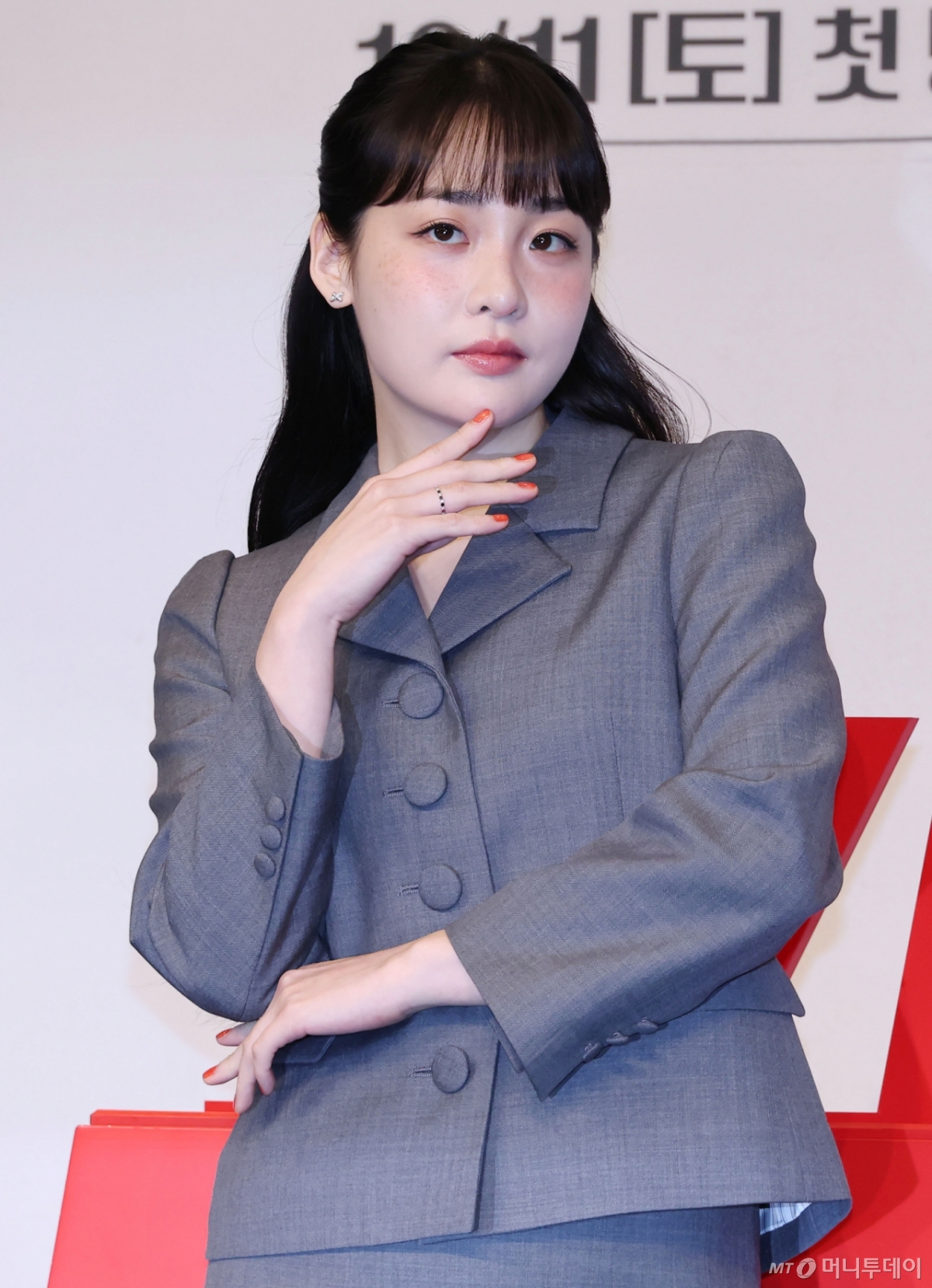 배우 김민하가 1일 오후 서울 구로구 더 링크 트리뷰트 포트폴리오 호텔에서 진행된  tvN 드라마 '태풍상사' 제작발표회에 참석해 포즈를 취하고 있다.  1997년 IMF. 직원도, 돈도, 팔 것도 없는 무역회사의 사장이 되어버린 초보 상사맨 ‘강태풍’의 고군분투 성장기 '태풍상사'는 오는 11일 첫 방송된다. /2025.10.01 /사진=이동훈 photoguy@