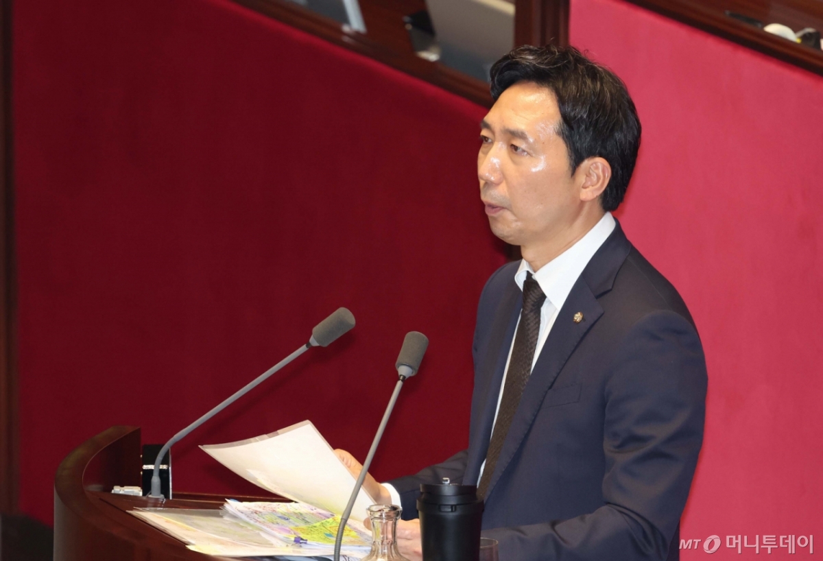 [서울=뉴시스] 조성봉 기자= 이정헌 더불어민주당 의원이 22일 오전 서울 여의도 국회에서 열린 제428회 국회(임시회) 본회의에서 한국교육방송공사법 일부개정법률안 찬성 무제한 토론을 하고 있다.  2025.08.22. suncho21@newsis.com /사진=조성봉