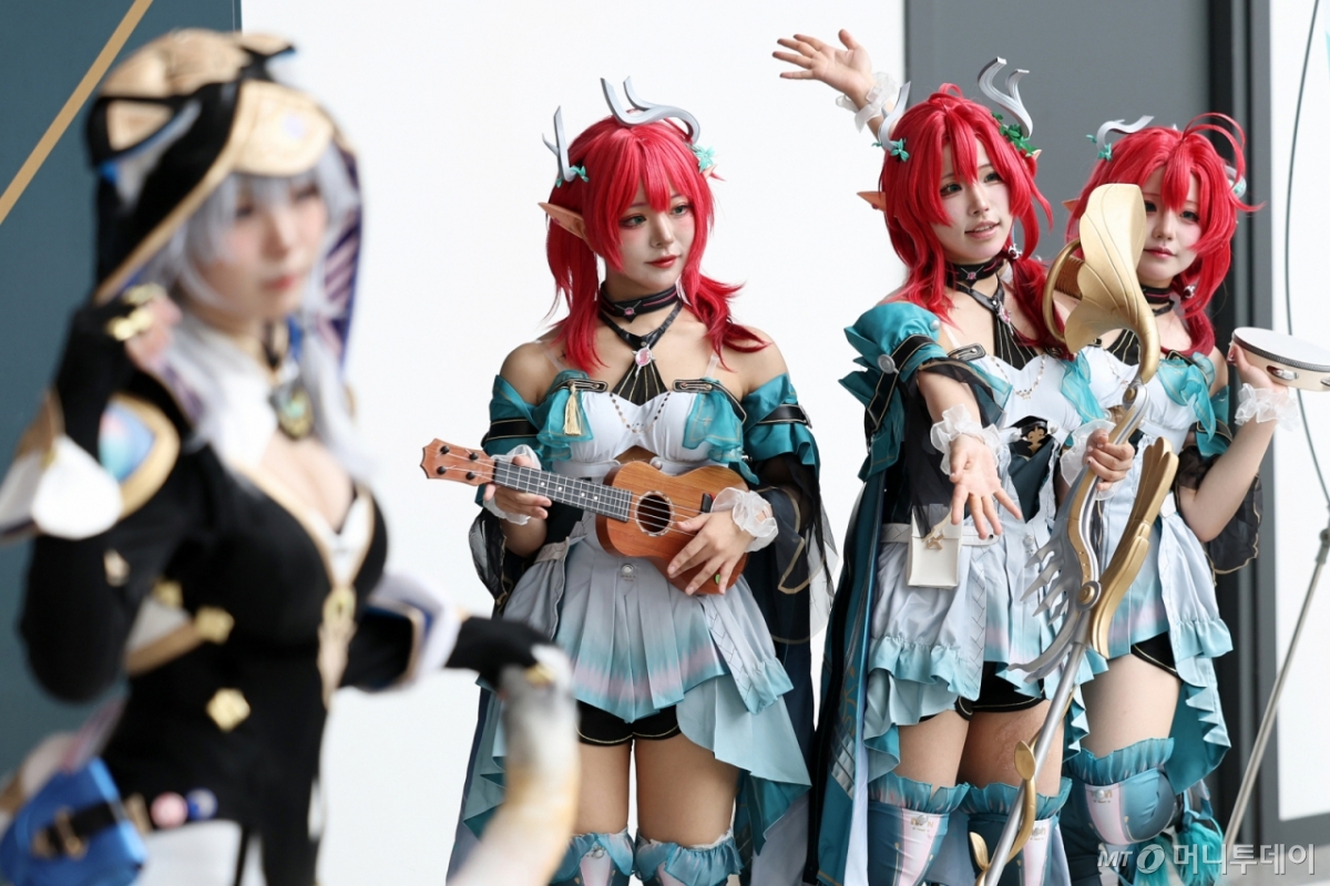 [고양=뉴시스] 조성우 기자 = 3일 경기도 고양시 킨텍스에서 열린 원더페스티벌 2025 코리아에서 코스프레 모델들이 포즈를 취하고 있다.  2025.08.03. xconfind@newsis.com /사진=조성우