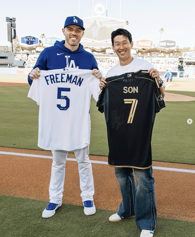LA다저스의 앤드류 프리드먼과 손흥민(오른쪽)이 기념샷을 찍고 있다. /사진=LAFC SNS