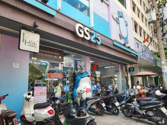 베트남 호치민시에 위치한 GS25 진로 컬래버 매장 전경./사진=차현아 기자