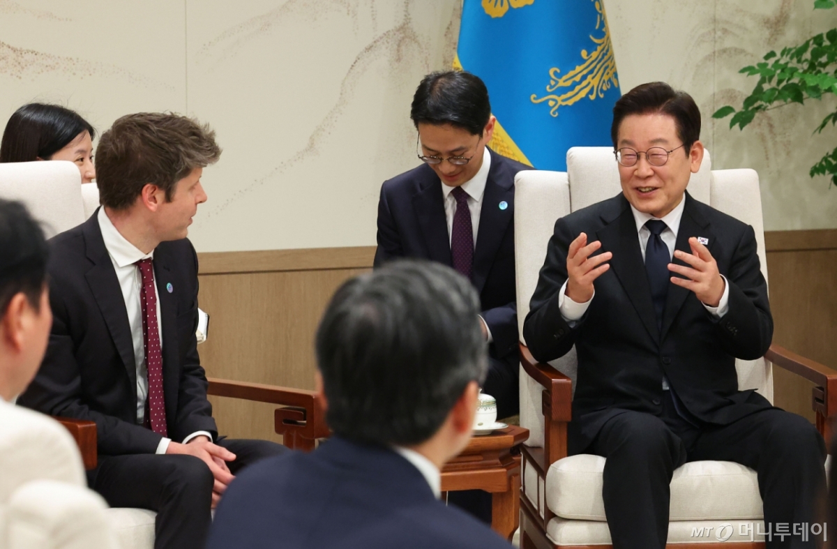 [서울=뉴시스] 고범준 기자 = 이재명 대통령이 1일 서울 용산 대통령실 청사에서 샘 알트만 오픈AI 대표를 접견하고 있다. (대통령실통신사진기자단) 2025.10.01. bjko@newsis.com /사진=