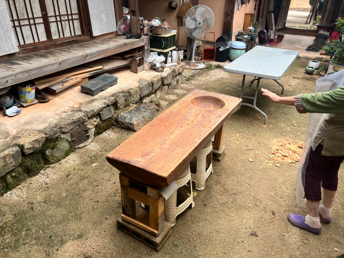 지난달 18일 경북 안동시 안동하회마을에서 만난 요리연구가 유한윤씨는 관광객 체험용으로 떡판을 샀다고 설명했다. /사진=민수정 기자.