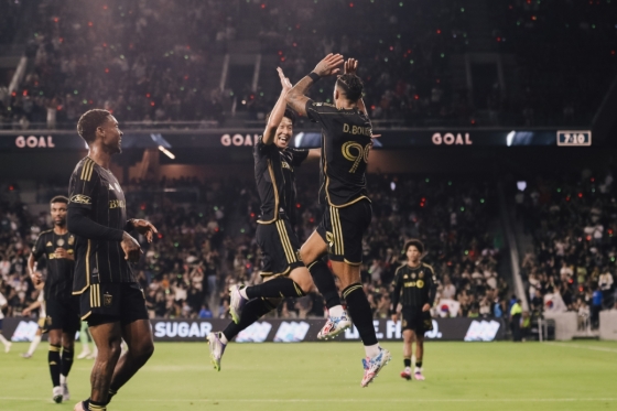 손흥민(가운데)과 데니스 부앙가(오른쪽)가 22일(한국시간) 미국 캘리포니아주 LA의 BMO 스타디움에서 열린 2025 미국프로축구(MLS) 정규리그 홈경기에서 득점 후 펄쩍 뛰며 하이파이브하고 있다. /사진=로스앤젤레스FC(LAFC) 공식 사회관계망서비스(SNS)