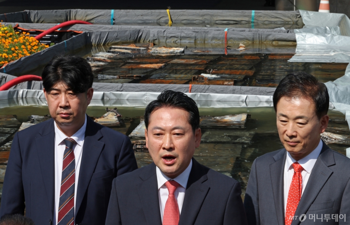 [대전=뉴시스] 김금보 기자 = 장동혁 국민의힘 대표가 1일 오후 대전 유성구 국가정보자원관리원 화재 현장을 살펴본 후 취재진 질문에 답하고 있다. 2025.10.01. kgb@newsis.com /사진=김금보