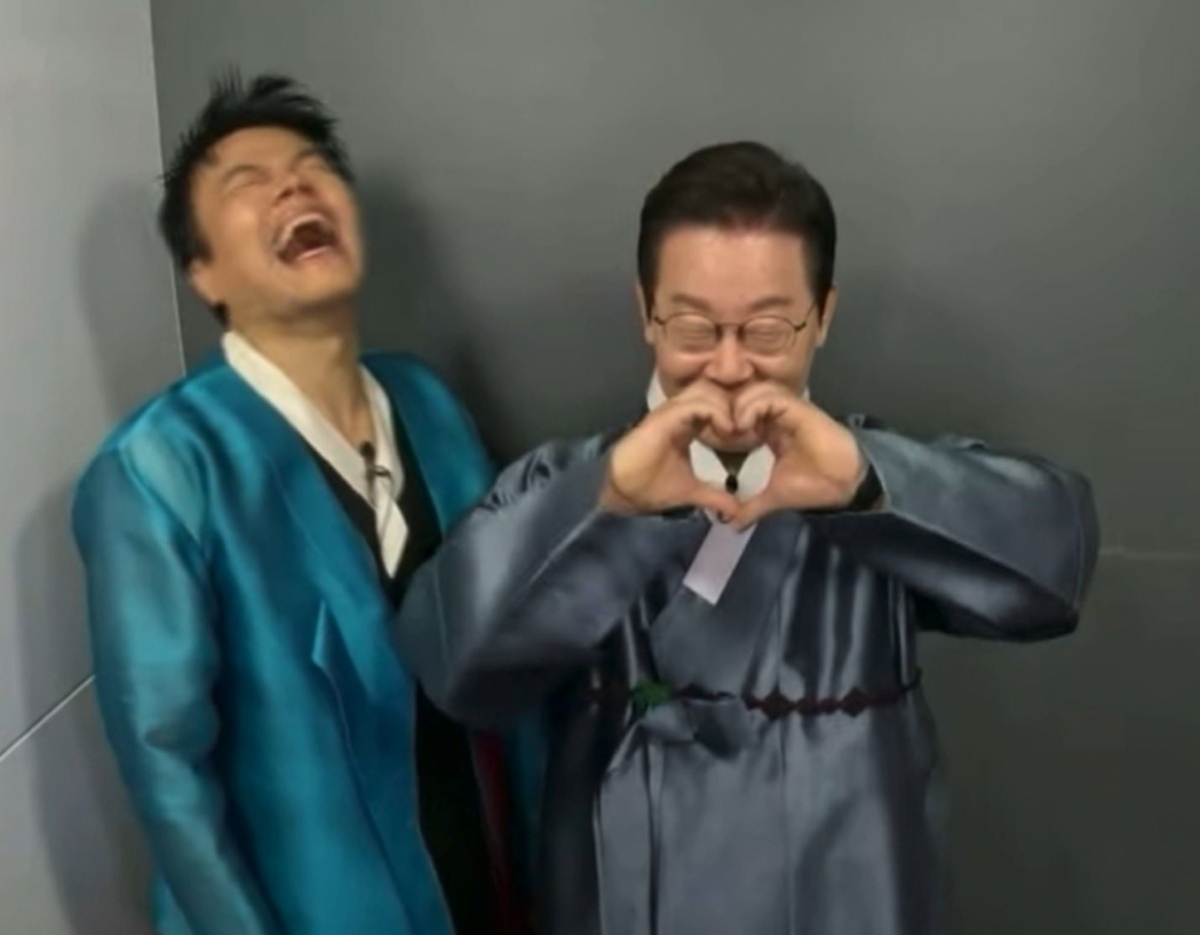 이재명 대통령이 양손으로 하트를 그리자 박진영 대중문화교류위원회 공동위원장이 웃음을 터뜨렸다. /사진=X 갈무리 