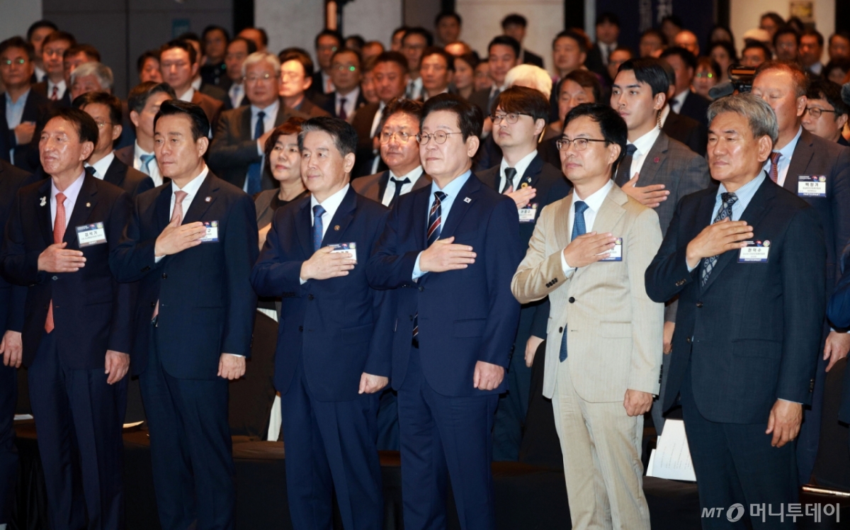 [서울=뉴시스] 고범준 기자 = 이재명 대통령이 2일 서울 광진구 그랜드워커힐서울 호텔에서 열린 제19회 세계 한인의 날 기념식에서 참석자들과 국민의례를 하고 있다. 2025.10.02. bjko@newsis.com /사진=고범준