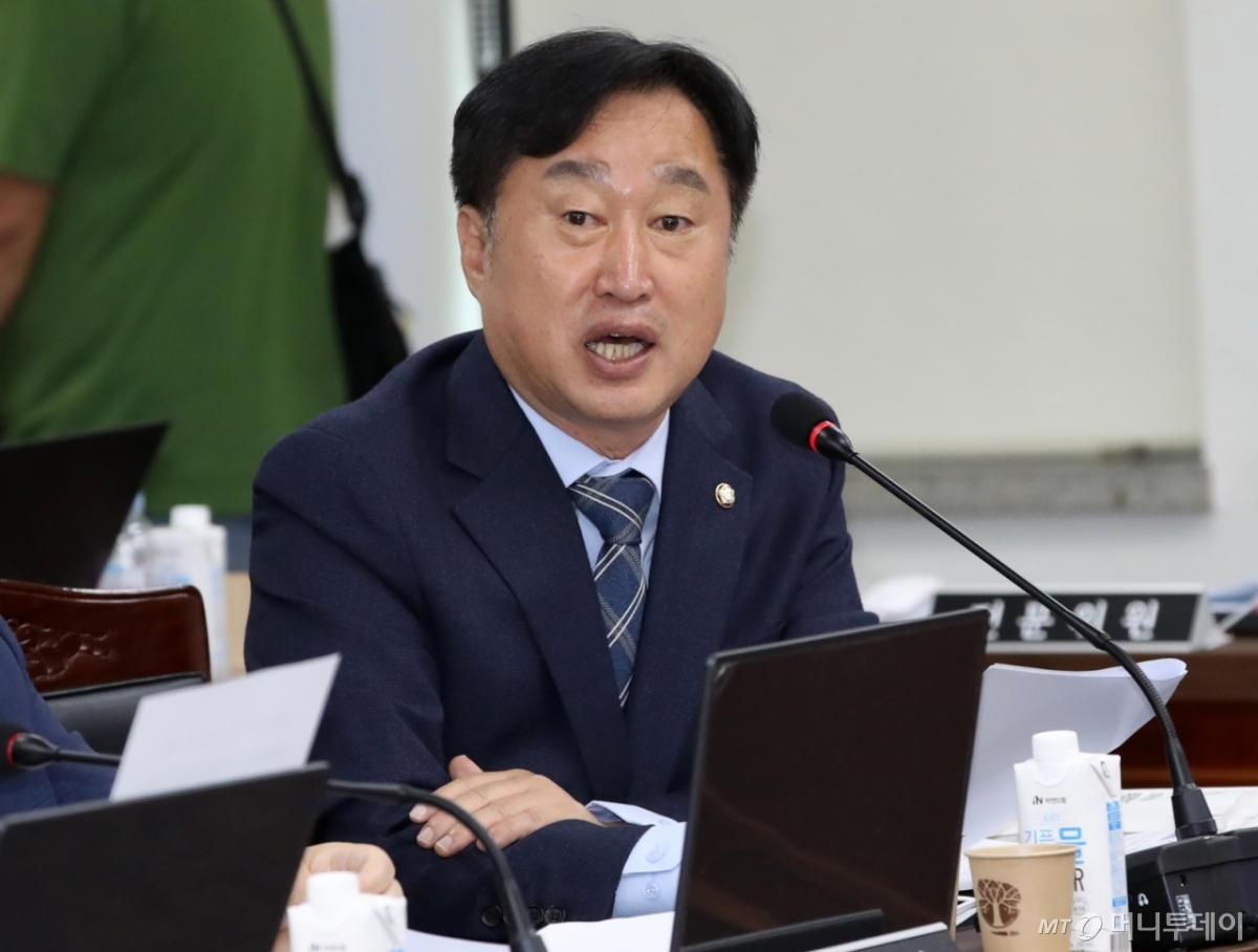 (부산=뉴스1) 윤일지 기자 = 김준혁 더불어민주당 의원이 18일 오전 부산 금정구 부산대학교에서 열린 국회 교육위원회의 경남·부산·울산교육청에 대한 국정감사에서 질의하고 있다. 2024.10.18/뉴스1  Copyright © 뉴스1. All rights reserved. 무단 전재 및 재배포,  AI학습 이용 금지. /사진=(부산=뉴스1) 윤일지 기자