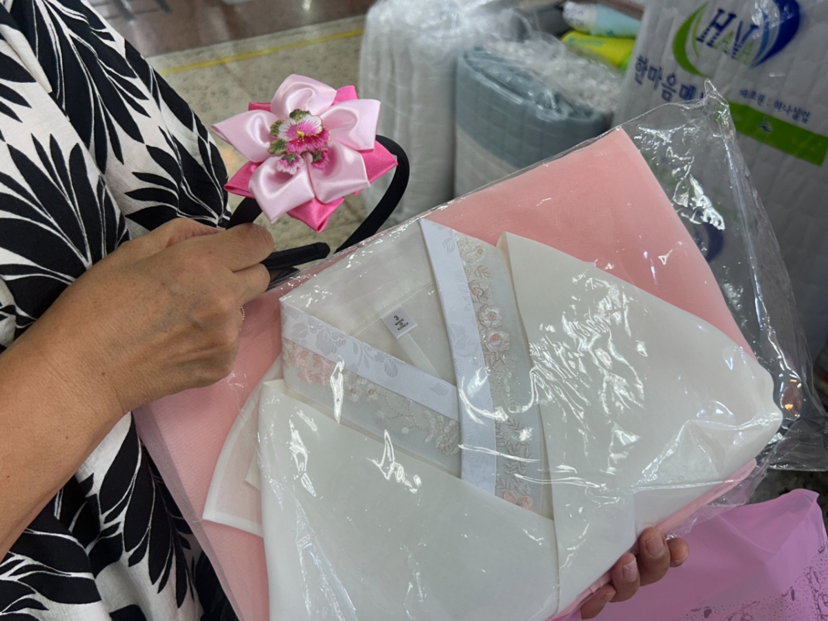 2일 오전 서울 중구 남대문시장 한복상가에서 만난 박은수씨가 손자를 위해 산 한복을 기자에게 보여주고 있다./사진=김지현 기자.